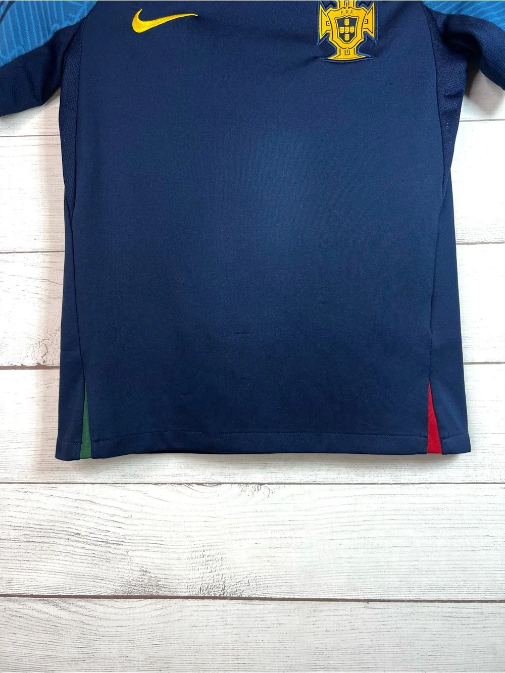 Nike Boys Youth Portugal Strike Dri-Fit Training Jersey Slim Fit Size L FLAWS